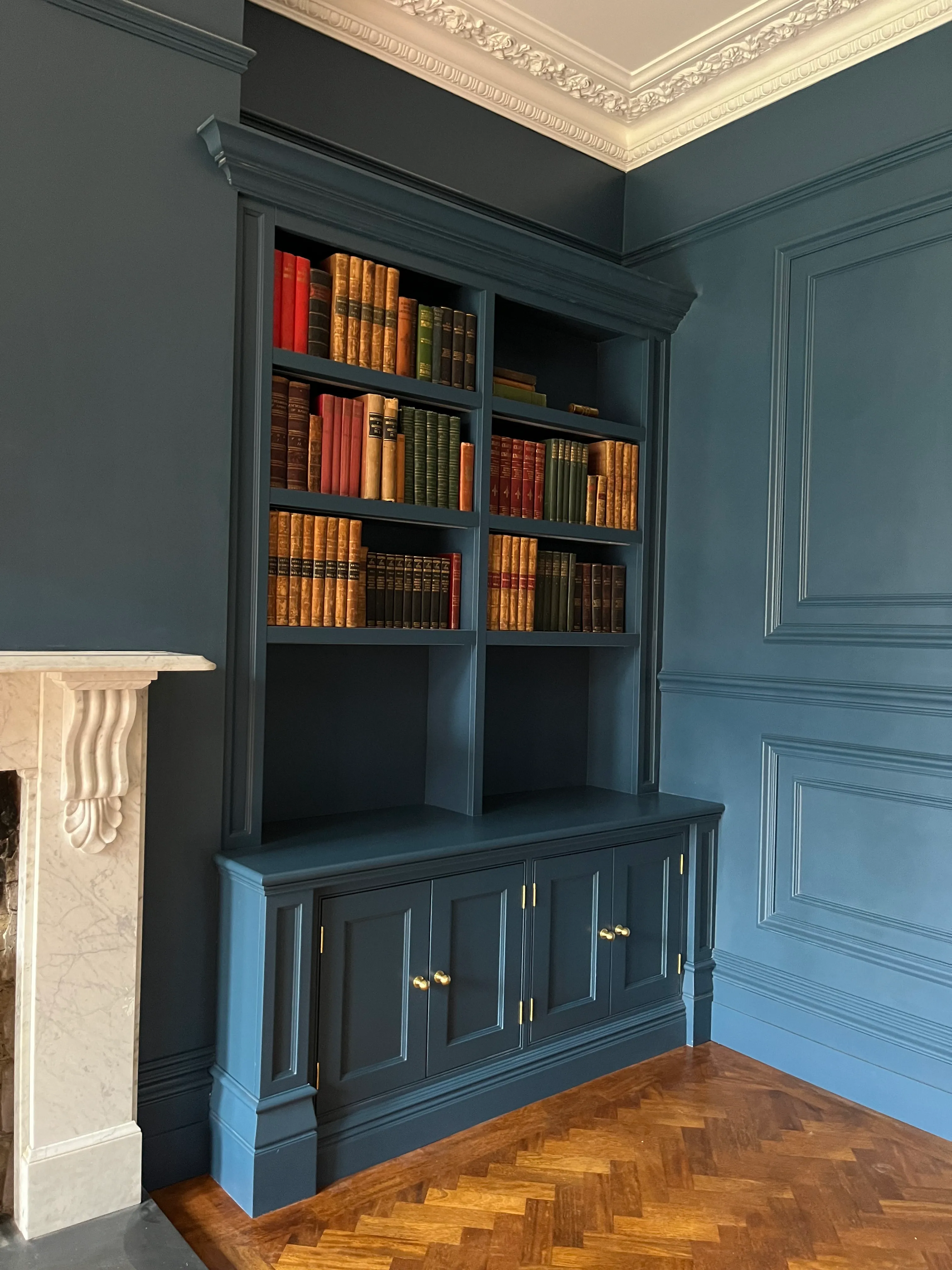 Bespoke alcove unit with painted exterior and oak shelving interior
